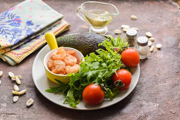салат с креветками, авокадо, черри и рукколой рецепт фото 1